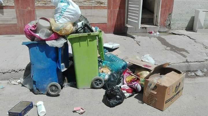 تحاصره الأوساخ والروائح الكريهة..   التونسي يلجأ إلى "حرق الفضلات" لطرد الأمراض وجحافل الناموس