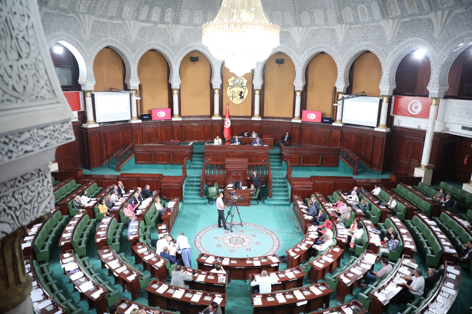لتمويل المؤسسات الصغرى والمتوسطة ودعم الميزانية .. البرلمان يوافق على قرضين بقيمة 220 مليون أورو