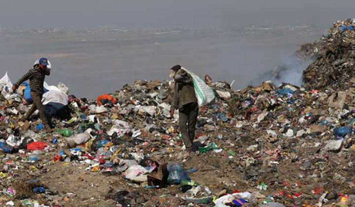 لقمة العيش ألقت بهم إلى مصبات "القمامة"..   "البرباشة" دون ضمانات صحية ولا تغطية اجتماعية.. فمن ينصفهم؟