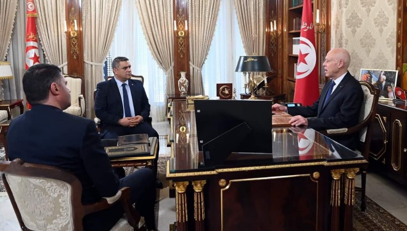 خلال لقائه وزير الداخلية وكاتب الدولة المكلف بالأمن/رئيس الجمهورية:"بعض الدوائر الإجرامية وأذرعها المأجورة تريد العودة إلى الوراء"