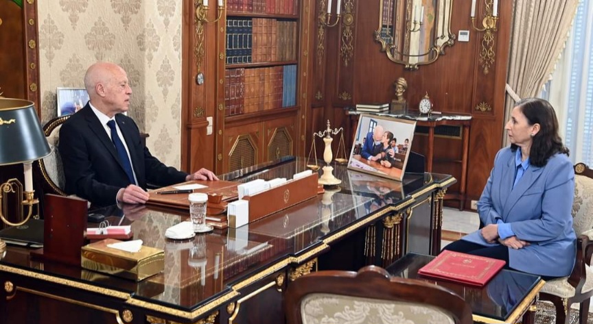  النقل العمومي وتوزيع المساكن الاجتماعية أبرز محاور لقاء رئيس الدولة بوزيرة التجهيز والإسكان والمكلفة بتسيير وزارة النقل