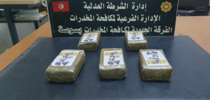 محطة الإستخلاص بمساكن : القبض على شخصين بحوزتهما 5 صفائح “زطلة “ محطة الإستخلاص بمساكن : القبض على شخصين بحوزتهما 5 صفائح “زطلة “