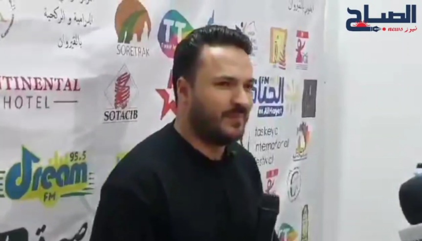 بالفيديو/ أمام شبابيك مُغلقة.. عرض مسرحية "فيزا" لكريم الغربي في مهرجان الفسقية الدولي 