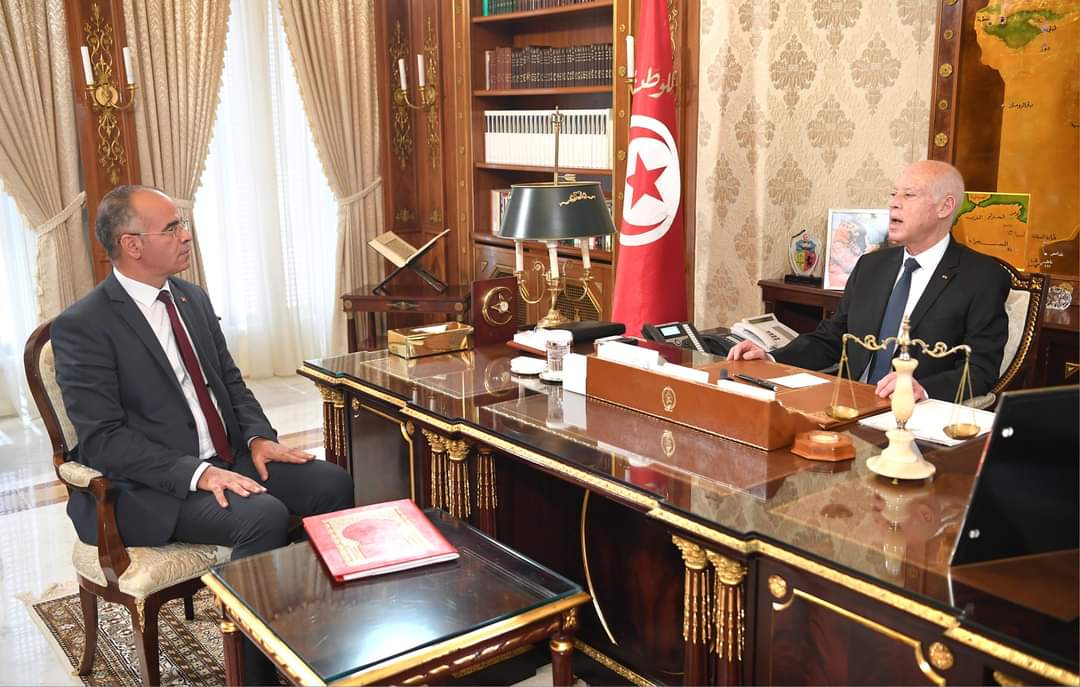 وفق "خارطة طريق" حددها رئيس الجمهورية في لقائه مع رئيس الحكومة الجديد..   الطابع الاجتماعي والخدماتي شعار المرحلة.. وبرنامج حكومي لا يتقيد بالزمن الانتخابي