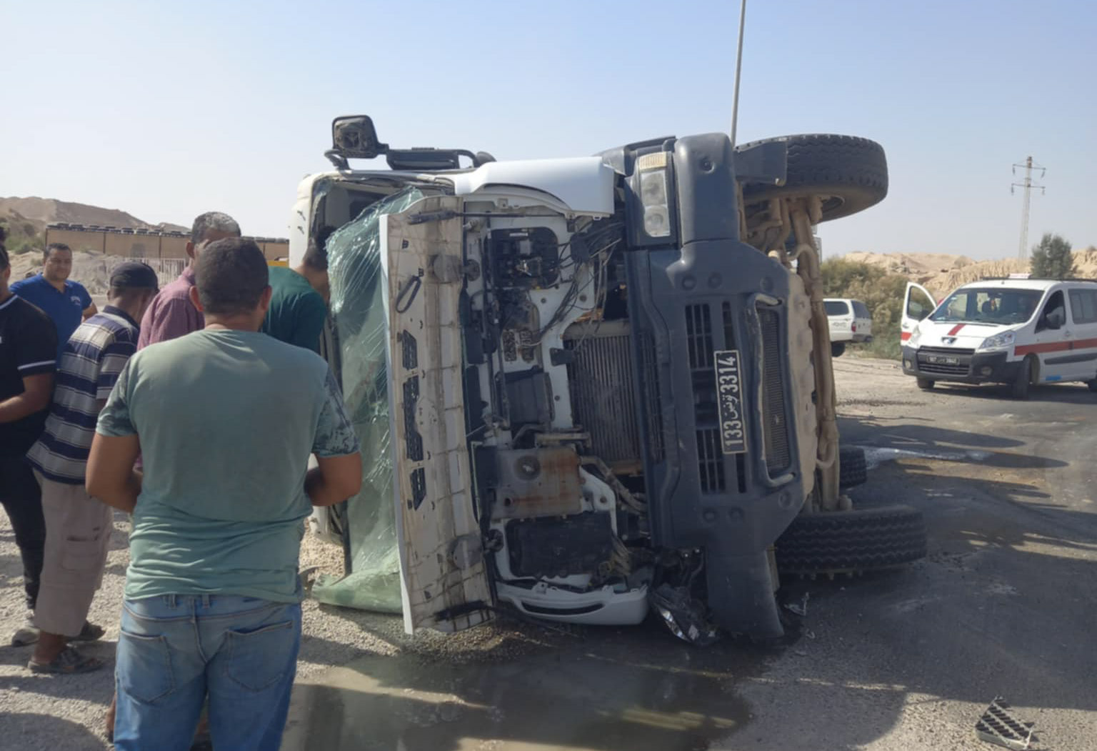 انقلاب شاحنة ثقيلة بين الشبيكة وحاجب العيون.. وإصابة سائقها