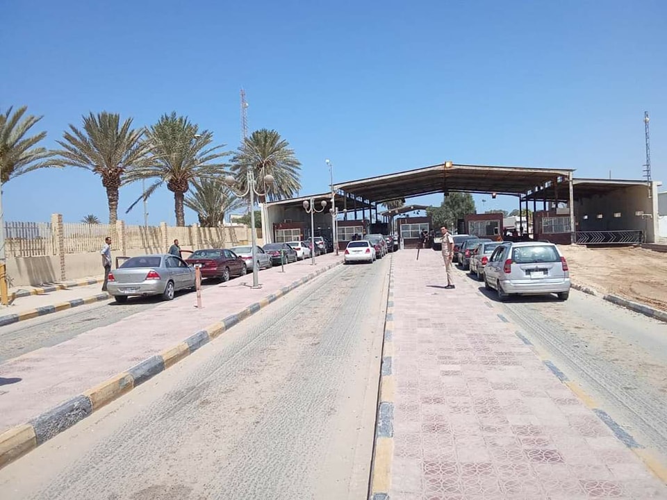  بعد توقف الحركة بمعبر رأس جدير من الجانب الليبي..   العبور للعائدين في اتجاه واحد بين البلدين 