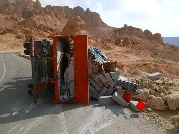 الرديف.. إصابة شخصين في انقلاب شاحنة