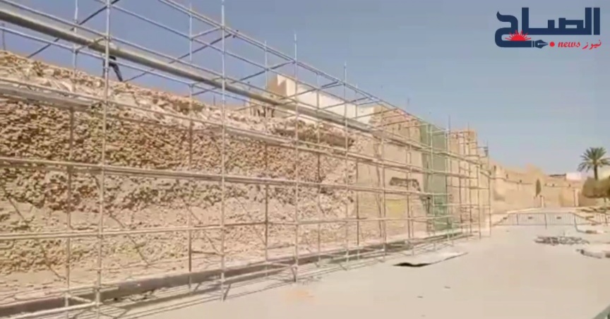 فيديو/”الصباح نيوز ” تعاين تركيز سقالات حديدية لجزء من السور المنهار المحيط بالمدينة العتيقة بالقيروان فيديو/”الصباح نيوز ” تعاين تركيز سقالات حديدية لجزء من السور المنهار المحيط بالمدينة العتيقة بالقيروان