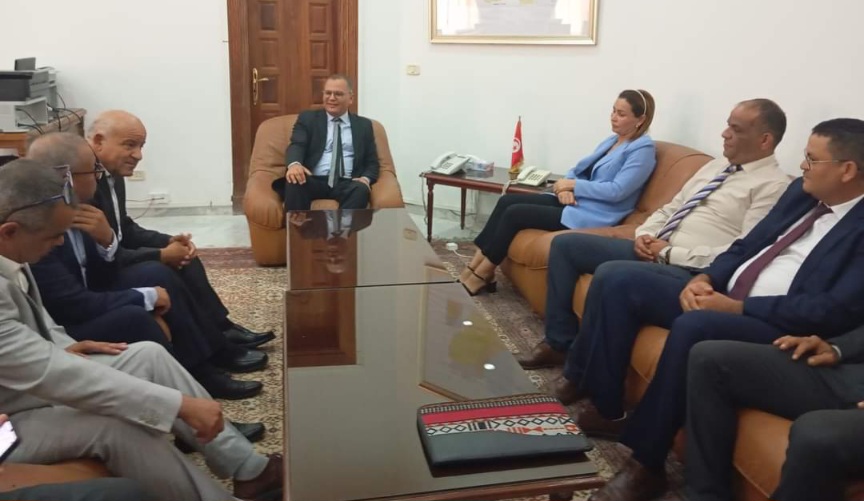 قابس.. حلحلة الملفات الكبرى أبرز محاور لقاء الوالي بنواب الجهة قابس.. حلحلة الملفات الكبرى أبرز محاور لقاء الوالي بنواب الجهة