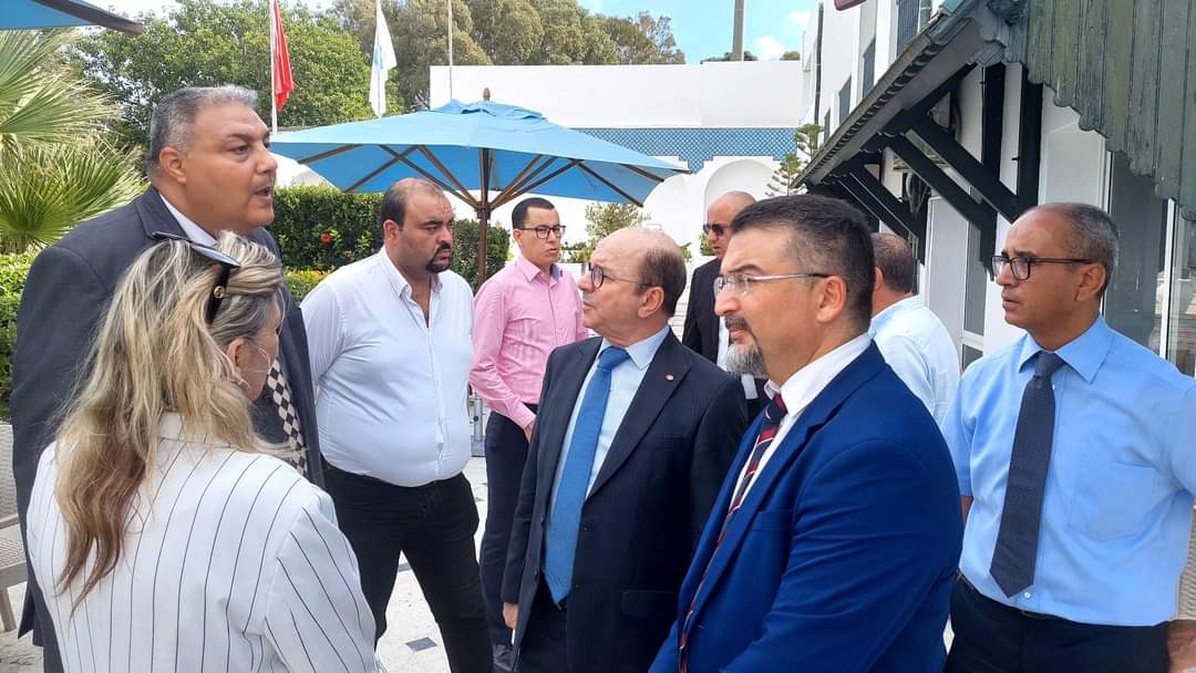 وزير السياحة يؤكد على ضرورة التسريع في اجراءات انطلاق أشغال صيانة وتجديد الميناء الترفيهي بسيدي بوسعيد