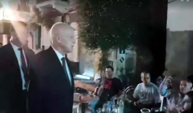 المترشح للانتخابات الرئاسية قيس سعيد يتواصل مع المواطنين و المواطنات بباب الخضراء بتونس العاصمة
