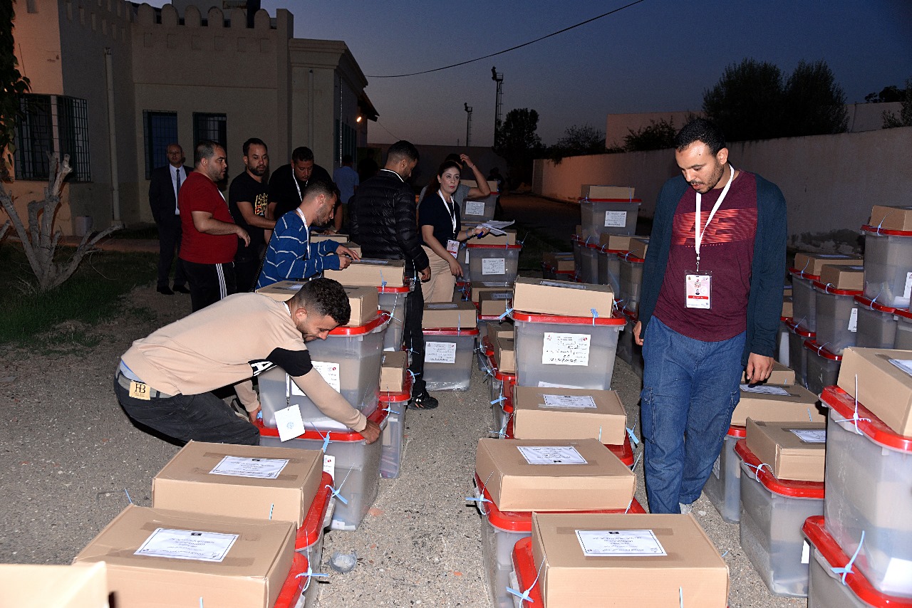   القيروان.. توزيع المواد الانتخابية للإنتخابات الرئاسية على مراكز الإقتراع 