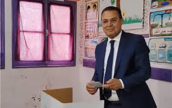 رئاسية 2024.. المُترشح زهير المغزاوي يُدلي بصوته