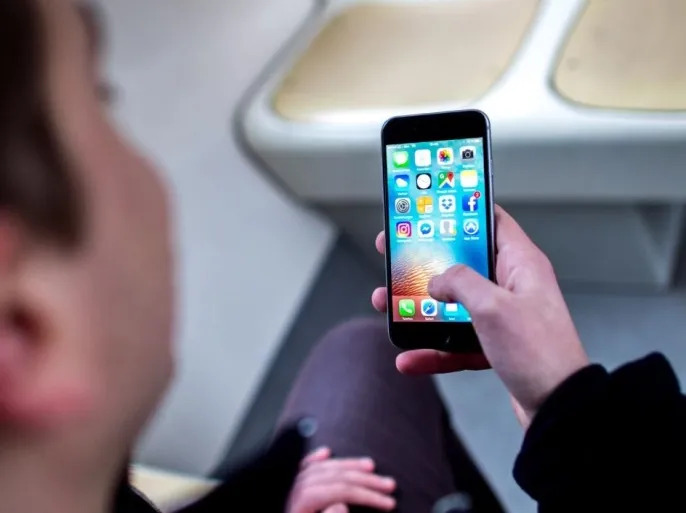 أرقام مخيفة.. وخبراء يدقون ناقوس الخطر .. أطفال ومراهقون ضحايا الفضاءات الافتراضية "المسمومة"..