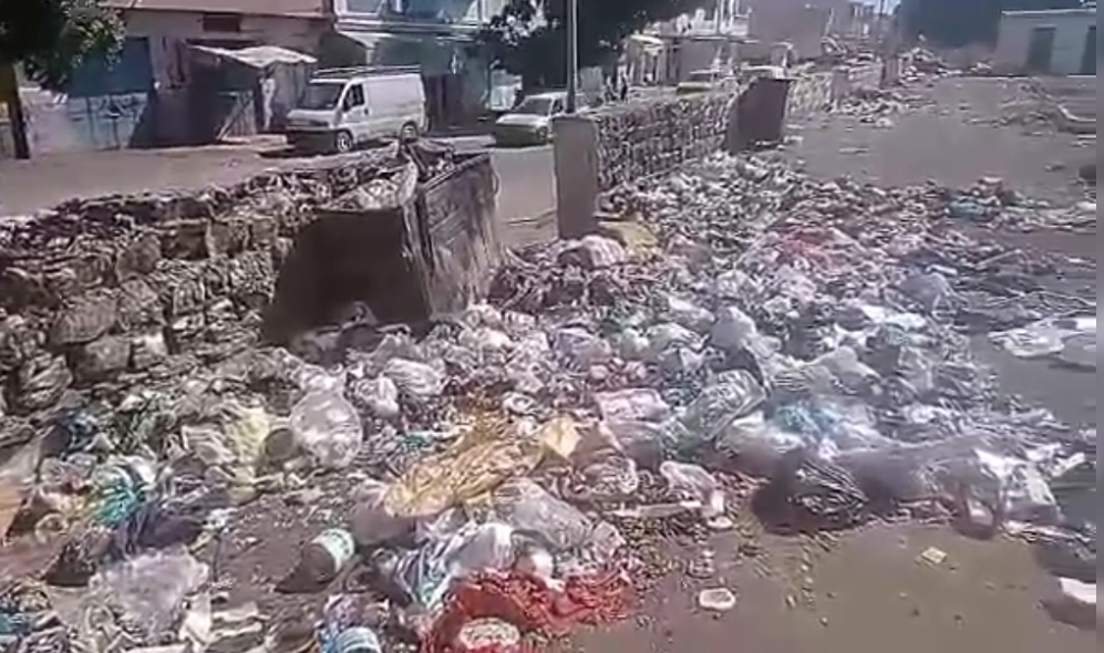 فيديو/ مبرمج في وسط مدينة القيروان..فضاء السوق المركزي سيدي عرفة يتحول لمصب نفايات و مصدرا للتلوث !؟! فيديو/ مبرمج في وسط مدينة القيروان..فضاء السوق المركزي سيدي عرفة يتحول لمصب نفايات و مصدرا للتلوث !؟!