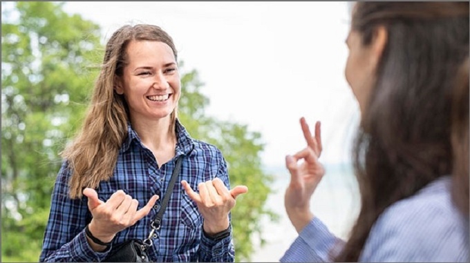 في مبادرة تشريعية جديدة..   الاعتراف بلغة الإشارة وتنظيم اعتمادها بشكل رسمي