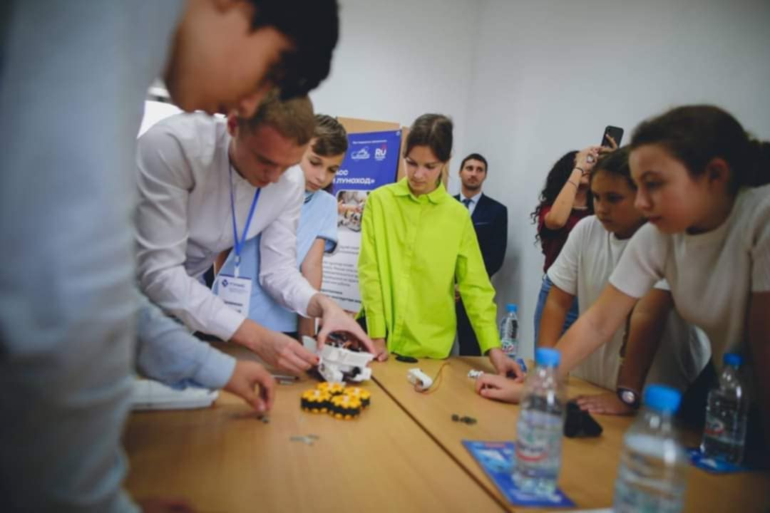 يسدل عليه الستار اليوم..  "الروبوتات" والتكنولوجيا الروسية تلفت اهتمام الشباب التونسي..