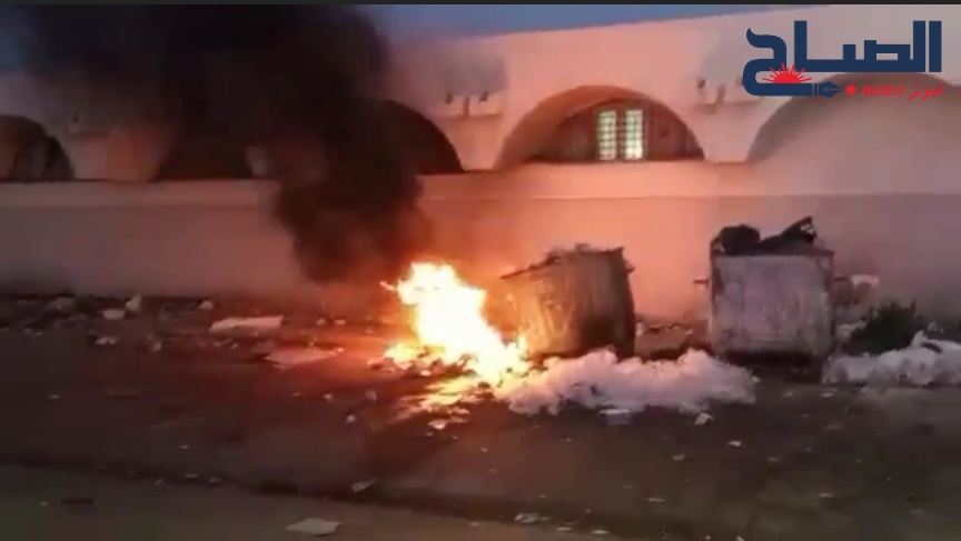 فيديو /حرق قمامة بجانب حاويات أمام محطة سيارات الأجرة “الحجام” في وسط مدينة القيروان !! فيديو /حرق قمامة بجانب حاويات أمام محطة سيارات الأجرة “الحجام” في وسط مدينة القيروان !!