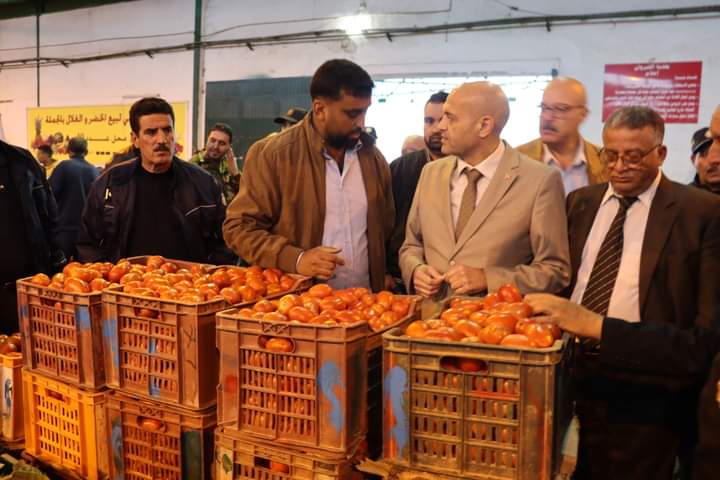 القيروان..الوالي يعاين وضعية التزويد بالخضر والغلال في سوق الجملة القيروان..الوالي يعاين وضعية التزويد بالخضر والغلال في سوق الجملة