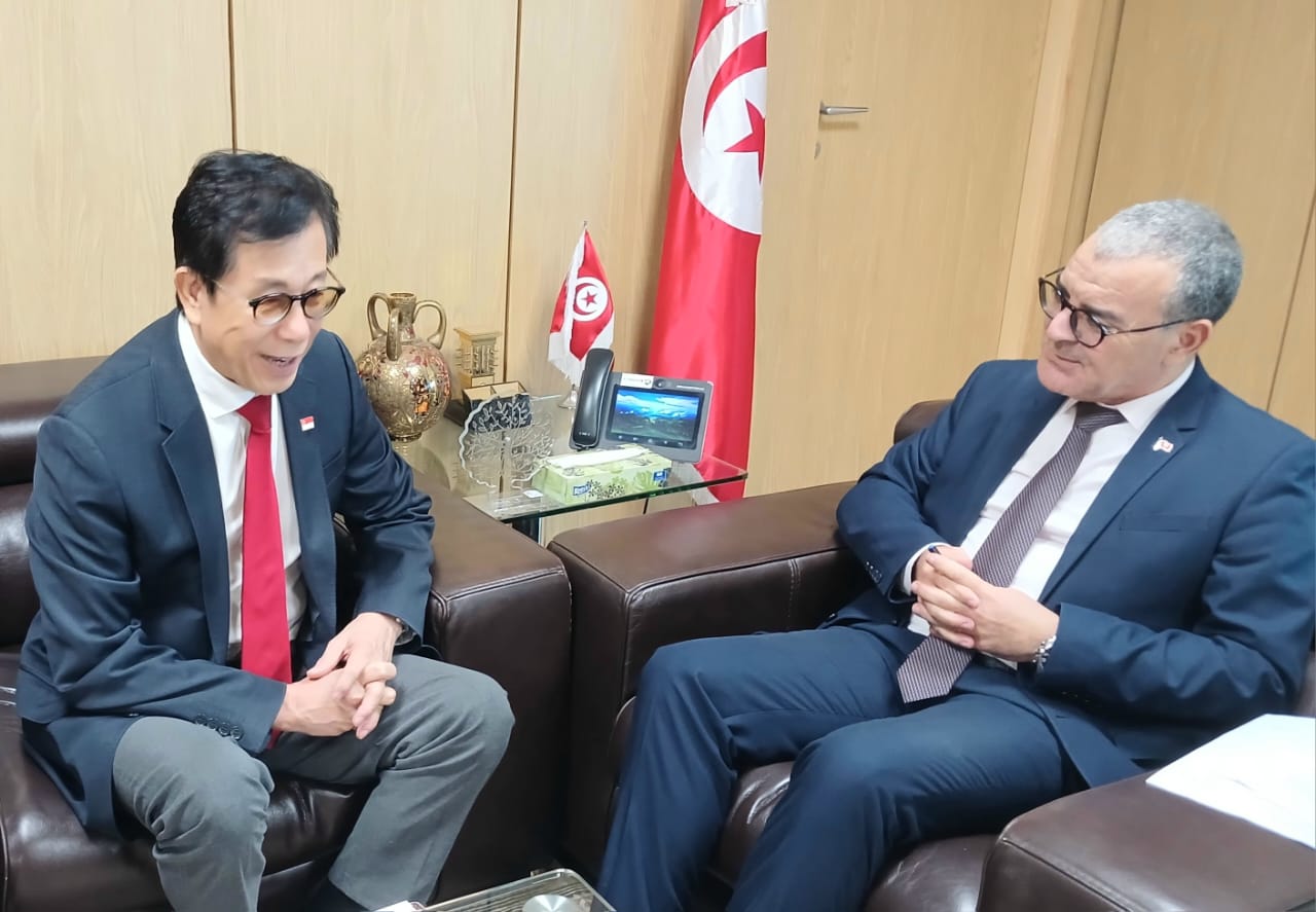 وزير الإقتصاد وسفير سنغافورة يؤكدان على توفر الإمكانيات والفرص لتعزيز التعاون الإقتصادي