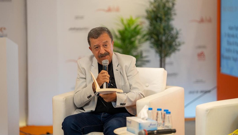 ادم فتحي في معرض الشارقة الدولي..   الحذاء والعنقود.. قصيد من طين ونار