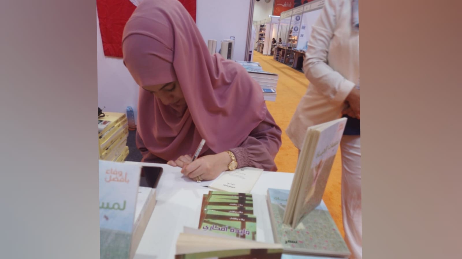 التقيناها في معرض الشارقة..   حفيدة شاعر الثورة الجزائرية مفدي زكريا.. كاتبة