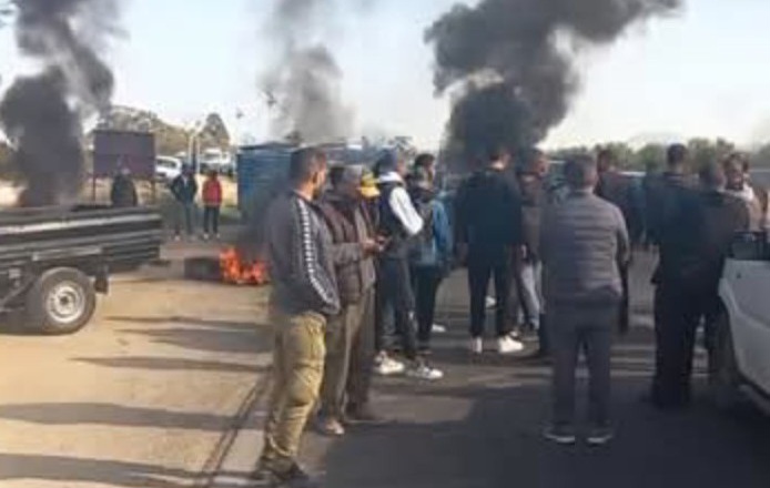 حاجب العيون.. فلاحون يغلقون الطريق احتجاجا على تدني اسعار زيت الزيتون حاجب العيون.. فلاحون يغلقون الطريق احتجاجا على تدني اسعار زيت الزيتون