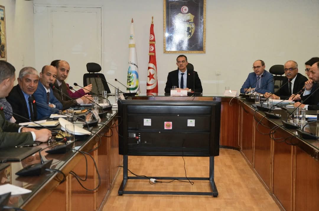 وزير الفلاحة يؤكد تلبية حاجيات الفلاّحين من الأسمدة الكيمائيّة