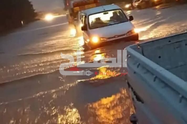  قربص.. سيول الأمطار تجرف سيارات