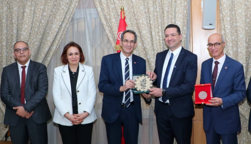 جامعتي تونس المنار وقرطاج توقعان اتّفاقيتي شراكة مع الجامعة الأمريكية "غراند فالي ستيت"