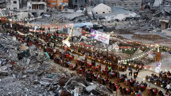 إفطار "وسط الركام".. فلسطينيون يحتفلون بأول أيام رمضان بمائدة إفطار جماعي