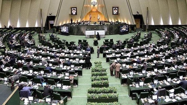  ايران.. البرلمان يقيل وزير الاقتصاد
