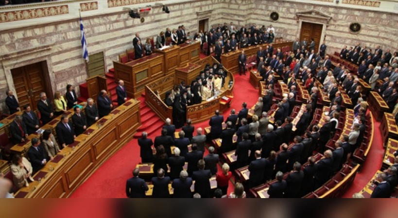 اليونان.. البرلمان يُصوّت ضدّ مُذكّرة حجب الثقة عن الحكومة بعد "كارثة القطار"