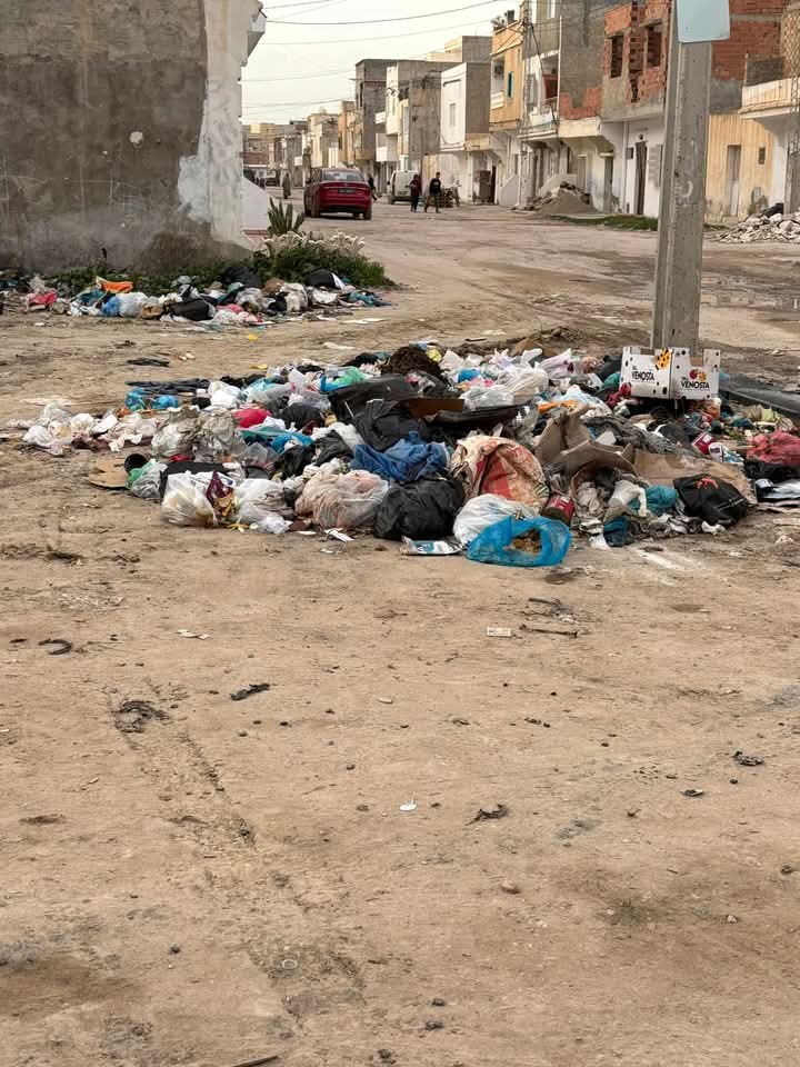 القيروان.. معاناة متواصلة مع تراكم النفايات في حي الحجام القيروان.. معاناة متواصلة مع تراكم النفايات في حي الحجام