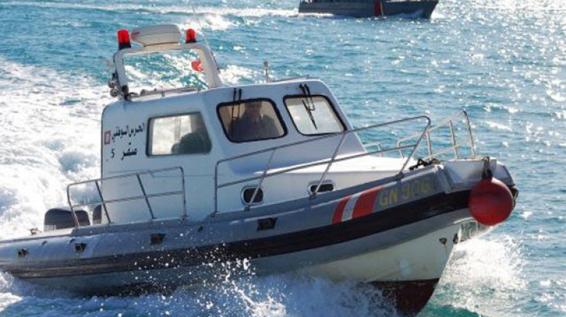  الحرس البحري ينجح في إنقاذ بحارة بعد غرق مركبهم بسواحل اللواتة