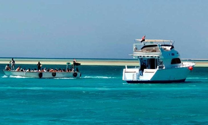 مصر.. وفاة 6 أجانب في غرق غواصة سياحية 
