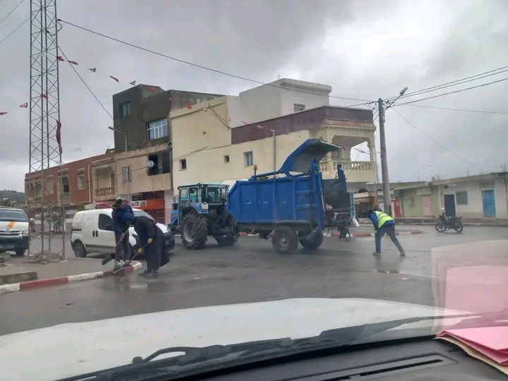  القصرين/العيون.. حملات نظافة للشوارع ومجاري الأودية ورفع المصبات العشوائية