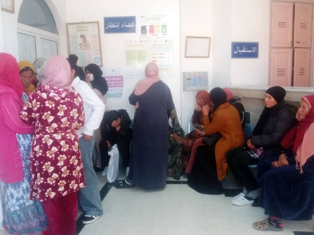 عيادات صحية متنقلة تصل تالة.. أكثر من 800 مواطن يستفيد من استشارات وخدمات مجانية
