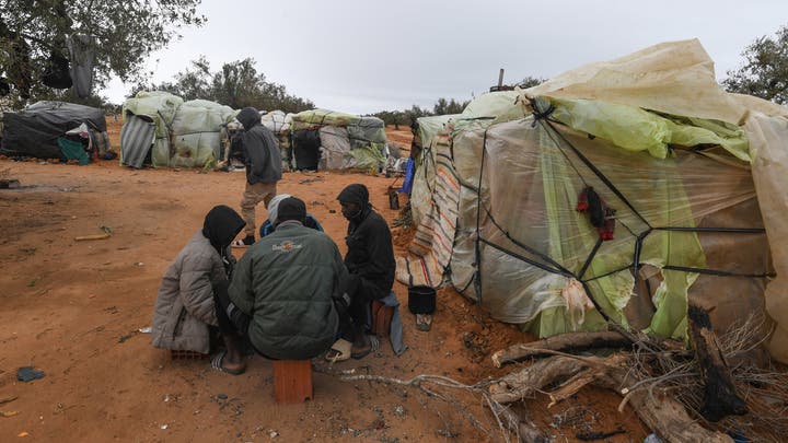 العامرة/جبنيانة.. قوات الحرس والأمن تنفذ حملة ليلية لإخلاء المخيمات العشوائية من المهاجرين غير النظاميين