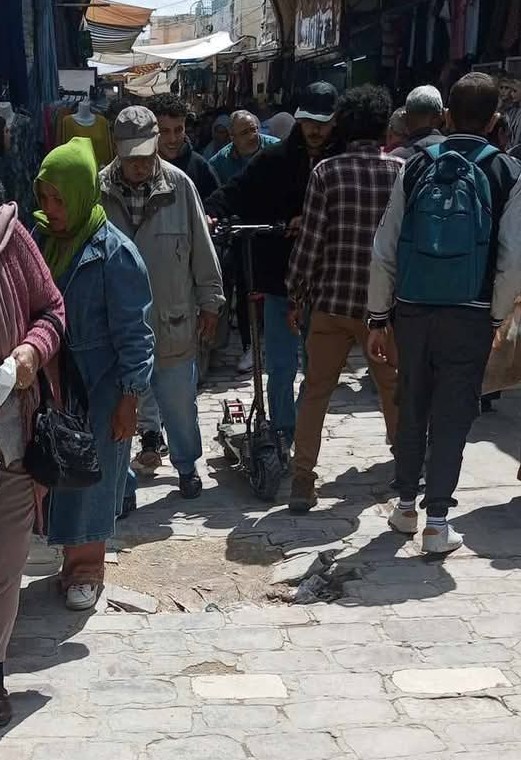 القيروان..حفرة في قلب السوق العتيق تناشد التدخل العاجل