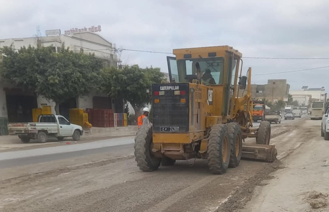 سائقو سيارات التاكسي يحتجون بسبب تردي حالة الطريق الرابطة بين بني خلاد ومنزل بوزلفة