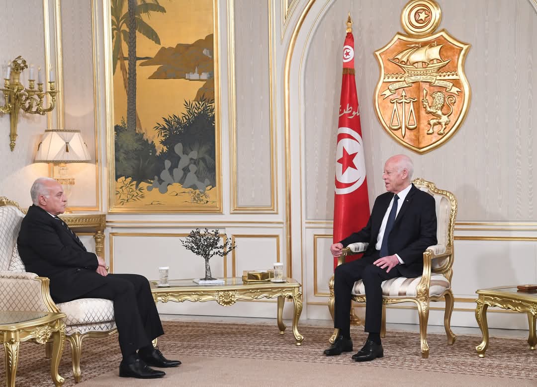 خلال استقباله وزير الخارجية الجزائري.. رئيس الدّولة يؤكد على تكثيف التشاور والتنسيق بين البلدين وتوحيد المواقف بخصوص المسائل الإقليمية والدولية 