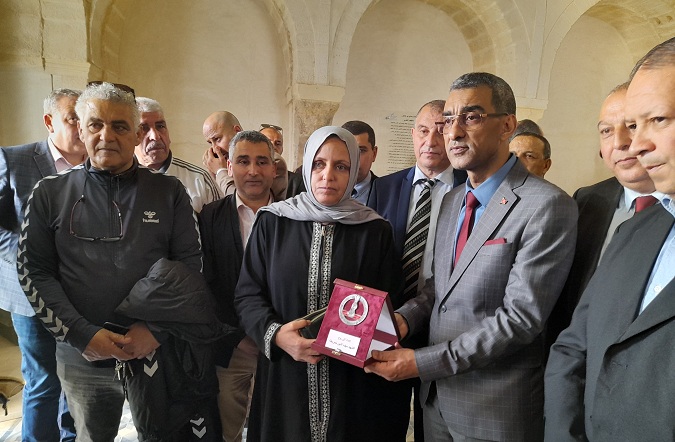 والي سوسة يكرّم والدة الشهيد سيف الدين حمريطة