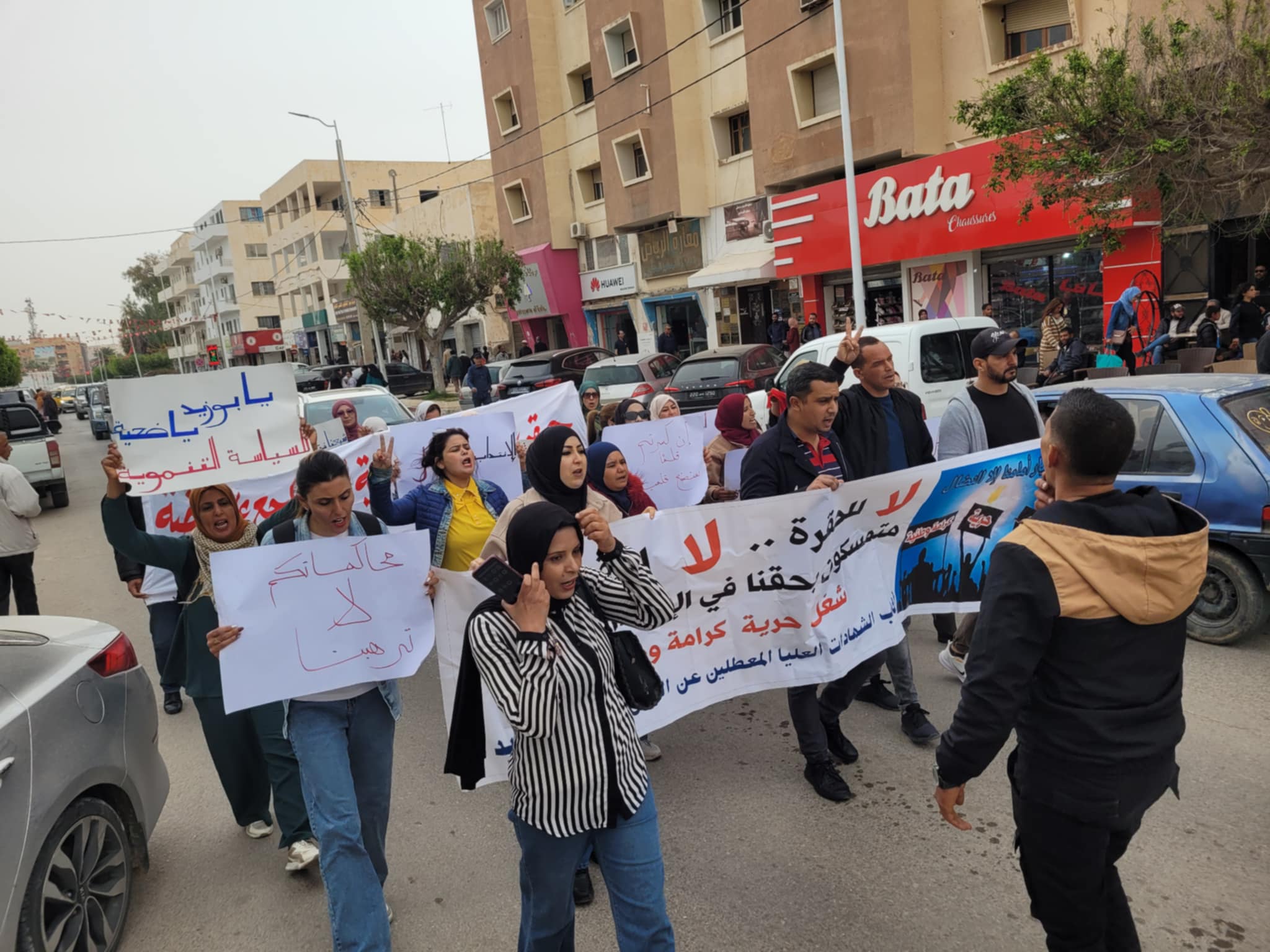 سيدي بوزيد.. أصحاب الشهائد العليا المعطّلين عن العمل يطالبون بحقهم في الانتداب والتشغيل 