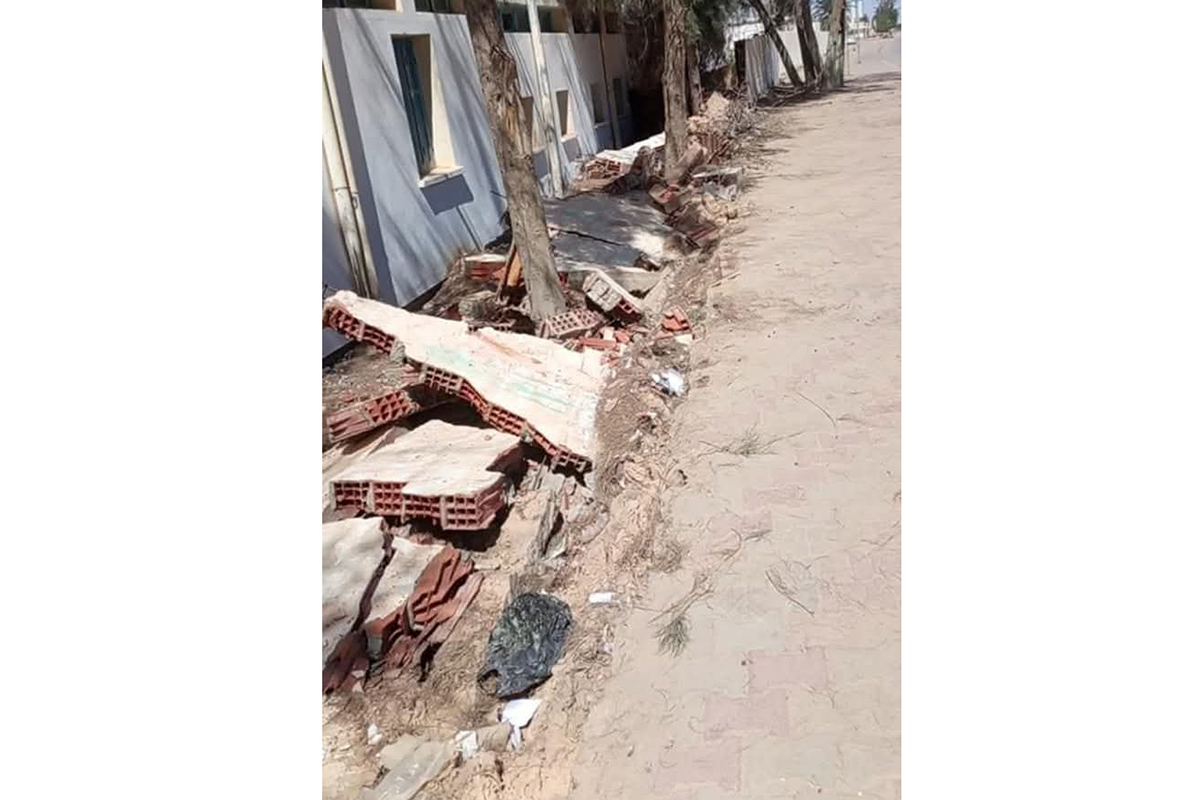 قبلي.. بلدية الفوار تقوم بازالة جدار المعهد الثانوي 