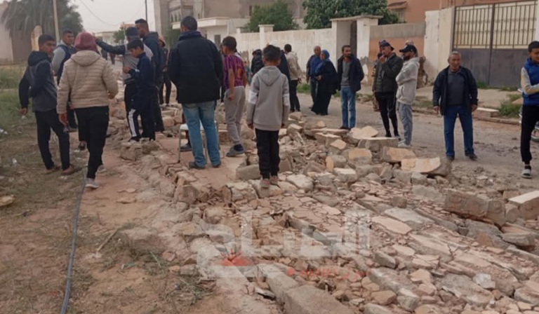 سيدي بوزيد.. اضراب عام بالمزونة تزامنا مع مراسم تأبين تلميذين توفيا في انهيار سور المعهد