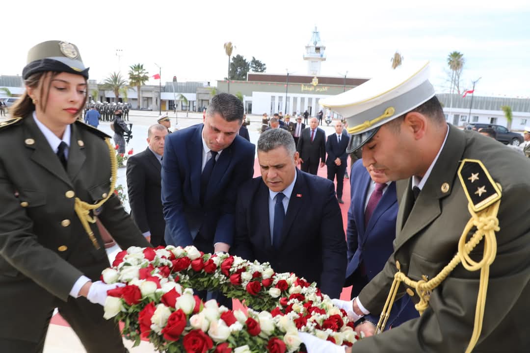  وزير الداخلية يضع إكليلا من الزهور ترحما على أرواح شهداء الوطن من الأمن والحرس الوطنيّين