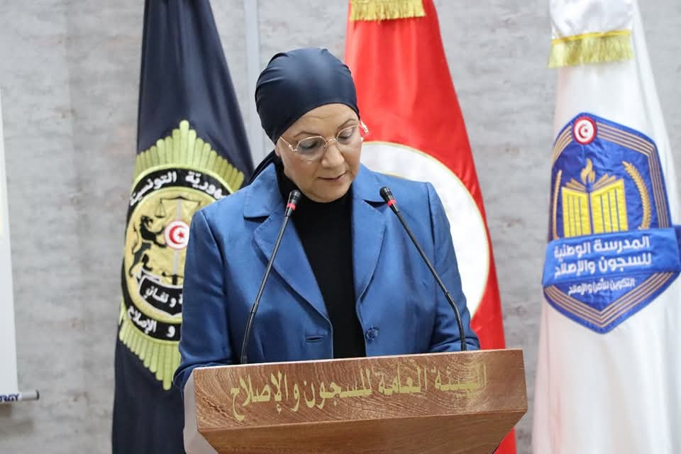 وزيرة العدل تشرف على موكب تعليق شارات الرتب والأوسمة لثلة من إطارات وأعوان السجون والإصلاح