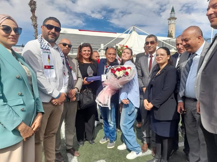 أكودة.. تلميذة تتحدّى إعاقتها وتجري اختبار "الباك سبور"