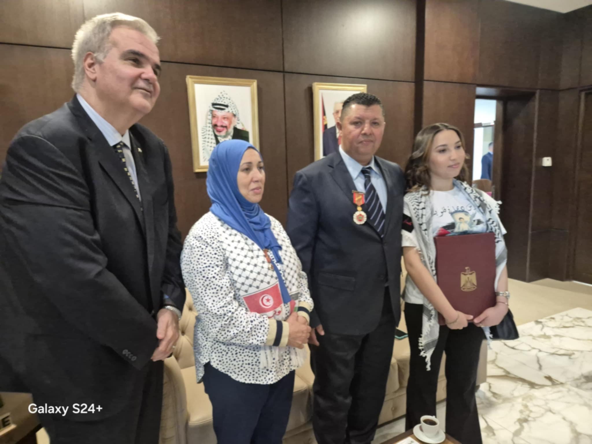 نيابة عن الرئيس الفلسطيني.. سفارة فلسطين تمنح "وسام فارس فلسطين" لعائلة شهيد العلم  